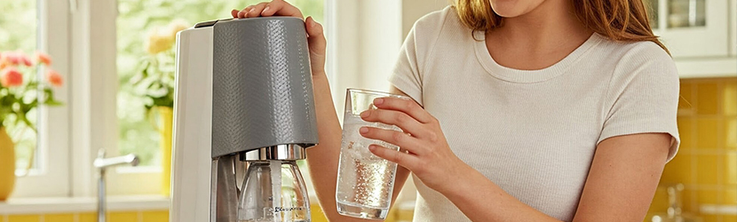 kobieta-w-kuchni-gazuje-wode-saturatorem